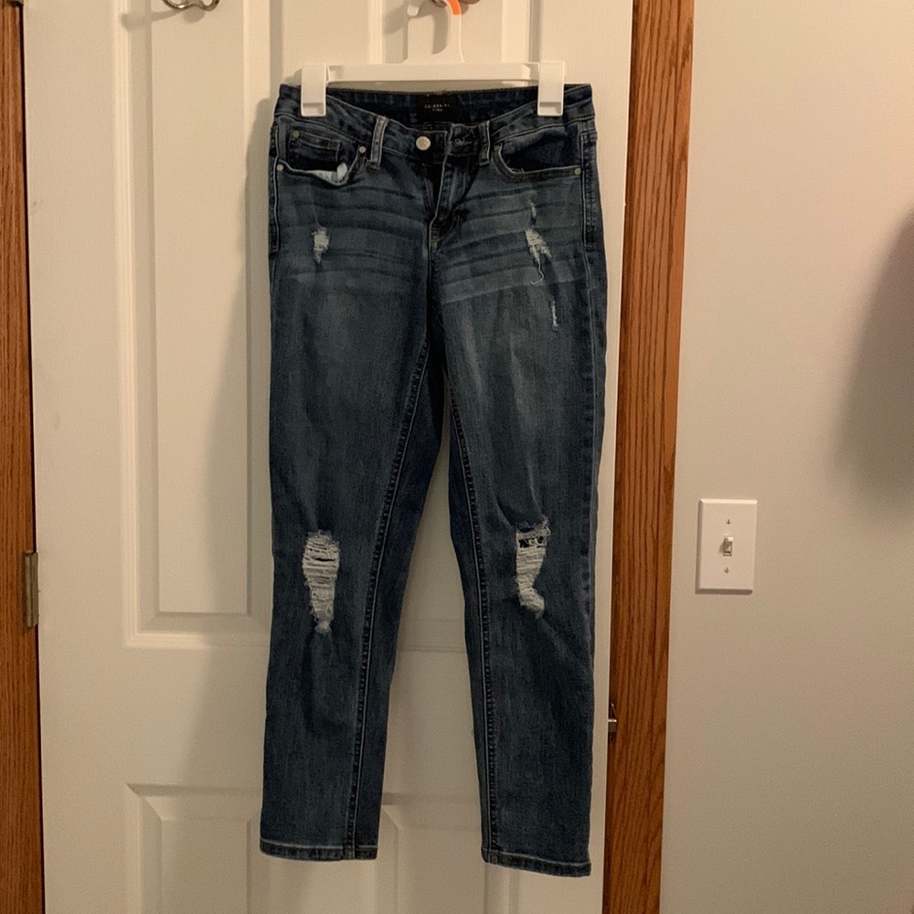 Minimal Rips Girlfriend Jeans